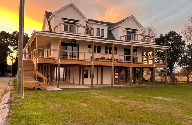 Coinjock guesthouse w/elevator, full kitchen, W/D and beautiful waterfront views