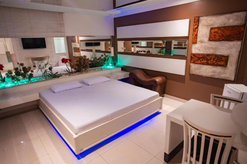 Coliseum Motel by Drops