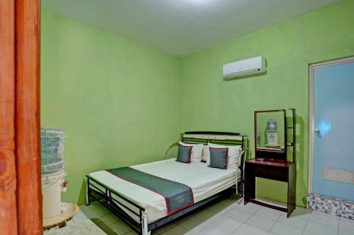 Collection O 92897 Hotel Intan Near Kantor Syahbandar Bawean