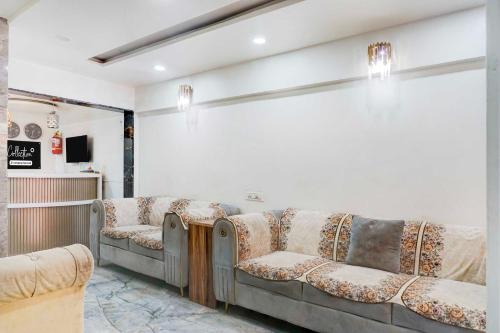 Collection O Ambegaon Road Katraj White Castle