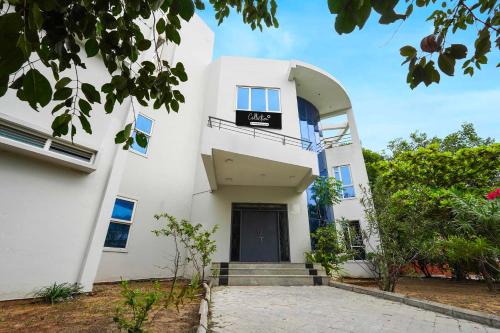 Collection O ECR Stays Near Nemmeli Beach