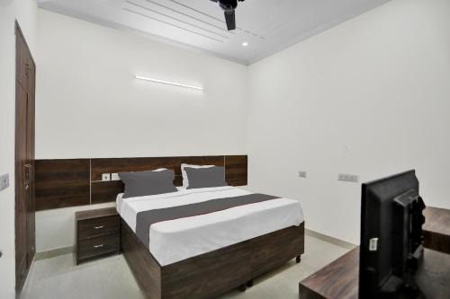 Collection O Raksha Inn Near PVR Ansal Plaza Greater Noida