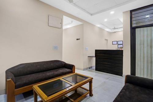 Collection O Shalimar Bagh Metro Station Formerly Devisa Residency