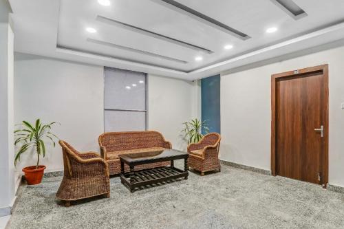 Collection O Yamuna Palace Near Gomti Riverfront Park