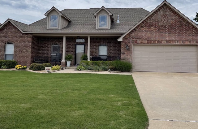 COLLEGE FOOTBALL FANS THIS IS A GREAT location! 2.2 miles from the stadium