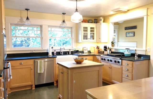 College Sweetheart! 2 blocks from UO on a beautiful street!