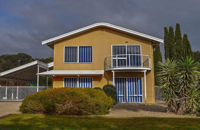 Collett es una propiedad de Esplanade con vistas hacia Dutton Heads y Long Beach