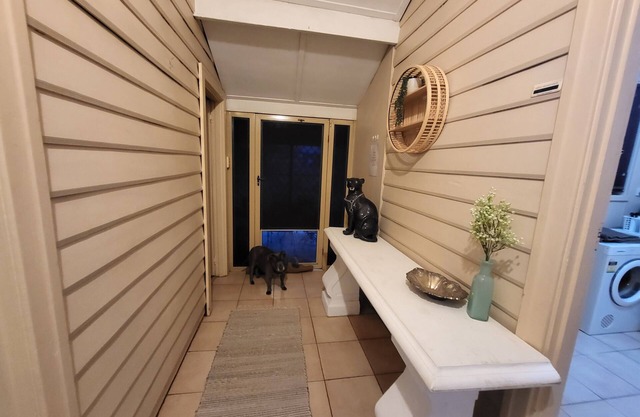 COLLIE RETREAT Large 1925 home 5 minute walk to town 2 toilets