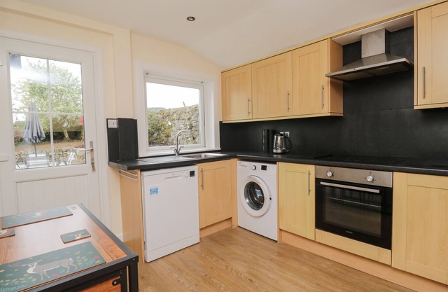 COLLIESTON COTTAGE, pet friendly, with hot tub in Dumfries