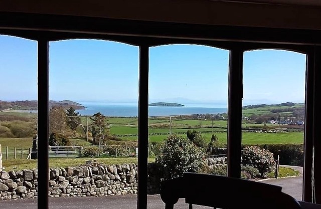 Collin Hill House - a house that sleeps 4 guests in 2 bedrooms