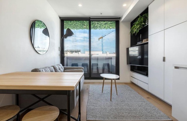 Collingwood Charm - Centrally Located with Balcony