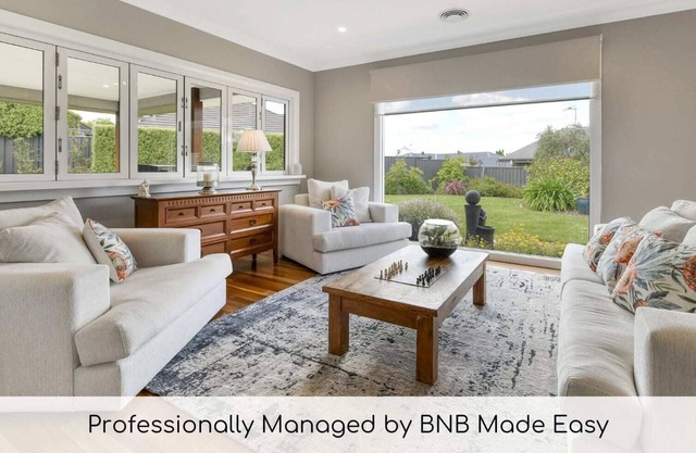 Collins Way - Luxe Getaway, Entertainers Dream