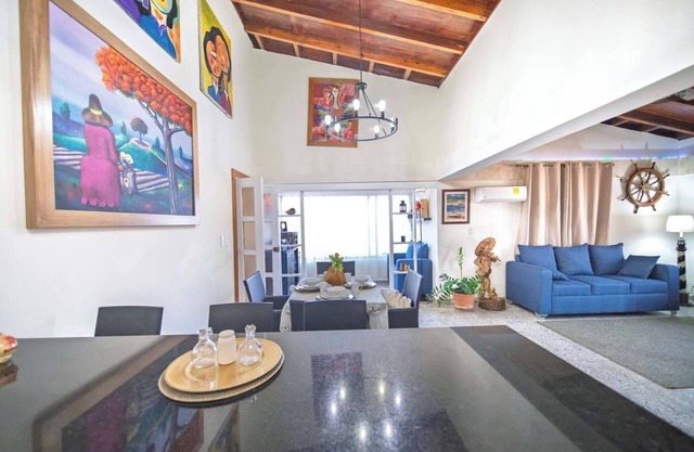 Colonial 2BR Apartment 2mins Walk to Beach!