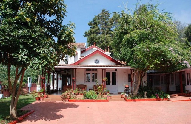 Colonial 4 B/R Home, Great for Families, Coonoor