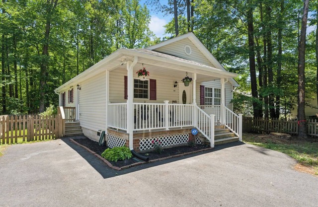 Colonial Beach Living and Loving!WiFi, streamTV,2 Full Baths. Clean & New!!