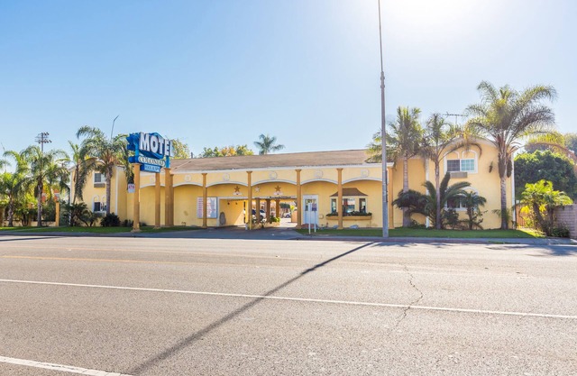 Colonial Pool and Spa Motel