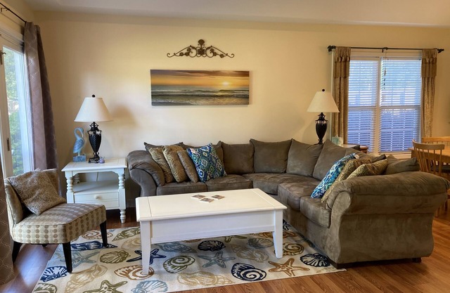 Colony II en Oyster Bay, 3BR / 2BA, cerca de la piscina, primer piso