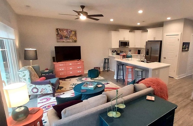 Color Your Stay Townhome Sleeps 8 / #10