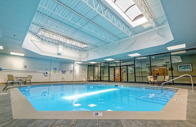 Colorado Awaits! Minutes to Redlands Mesa Golf Course! Pool, Bar, Free Parking!