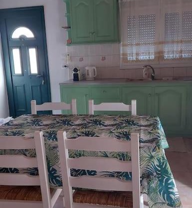Colorful 2-bedroom house in Gaios
