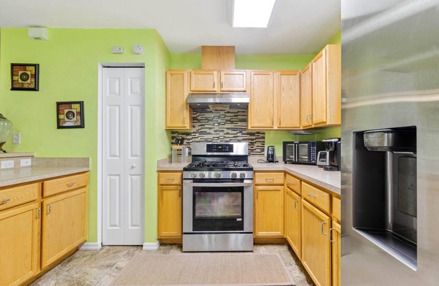 Colorful 3 Bedroom Home - Close to GNV Airport