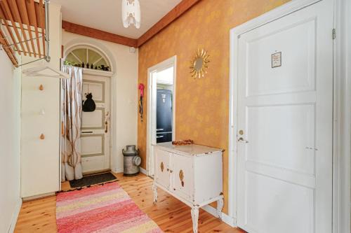 Colorful 76 m2 city centre residence with free parking