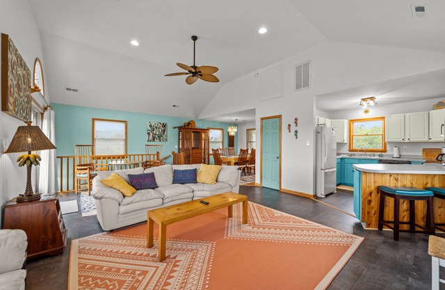 Colorful Carova Beach Oasis. Pet friendly with a Pool! 4x4