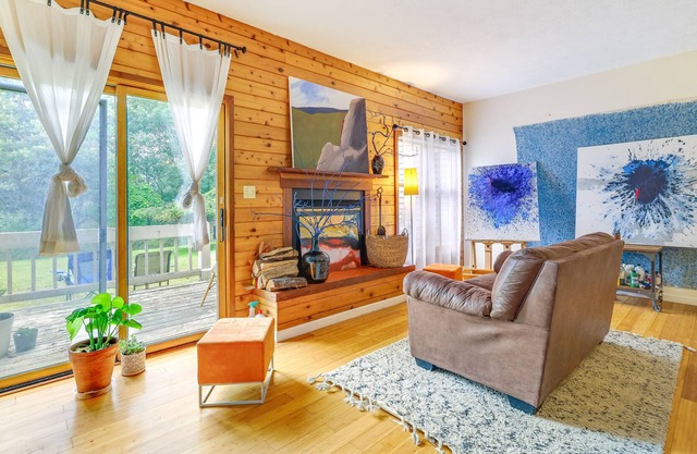 Colorful East Stroudsburg Townhome - Pets Welcome!