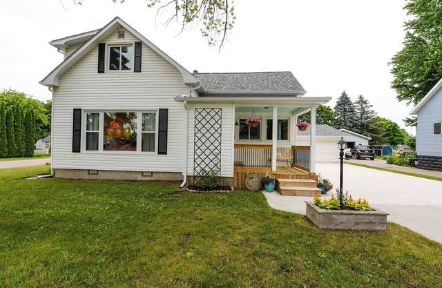 Colorful & Fun 3br/2ba GEM in East Tawas - Close to Sand, Shops, and Sunrises!
