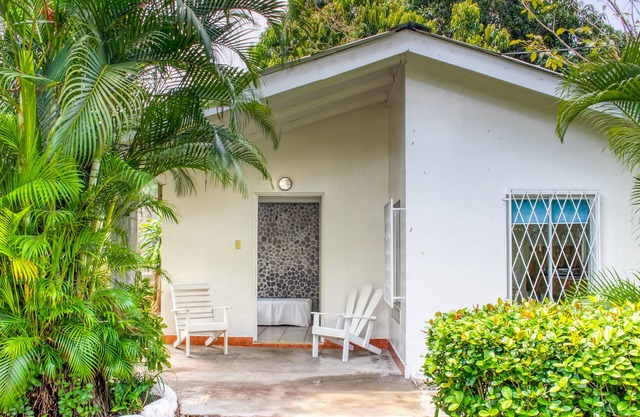 ¡Escapada colorida con piscina / jardines compartidos y una excelente ubicación frente al mar!