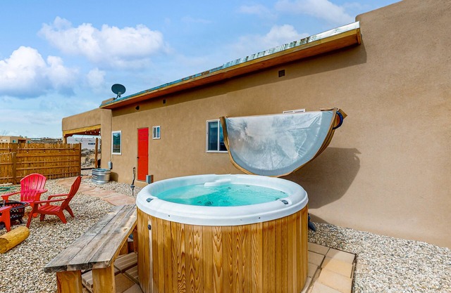 Colorful music-themed home with mountain views, hot tub, woodstove & WIFI