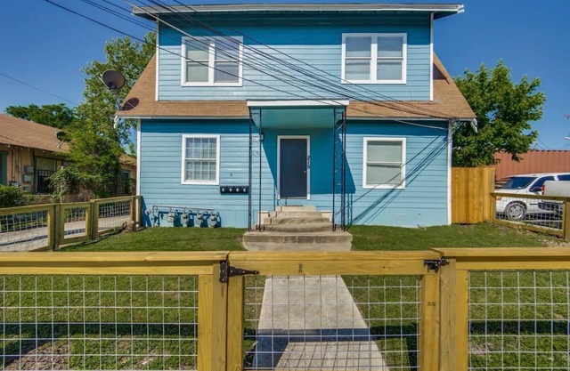 Colorful Pearl & Riverwalk Downtown Apartment!