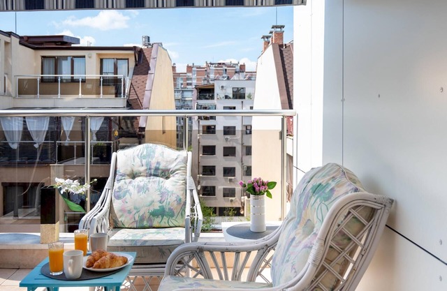 Colorful Studio With Balcony - Free Parking