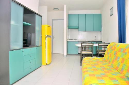 Colourful seaside flat with pool on the rooftop