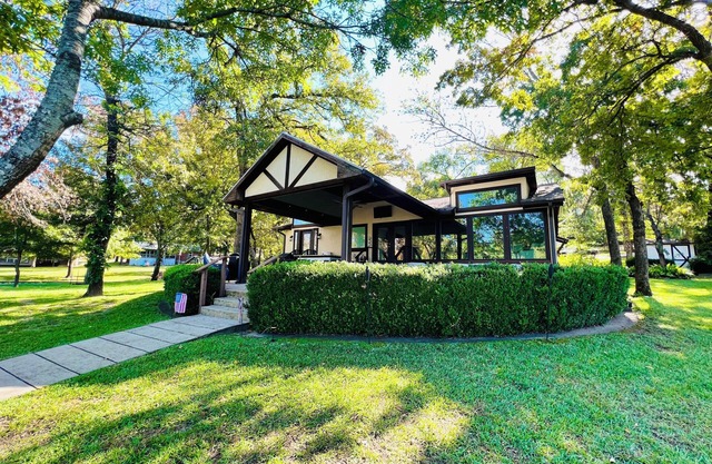 Come and enjoy The Good Life on Cedar Creek Lake! This spacious 5/4 is perfect!