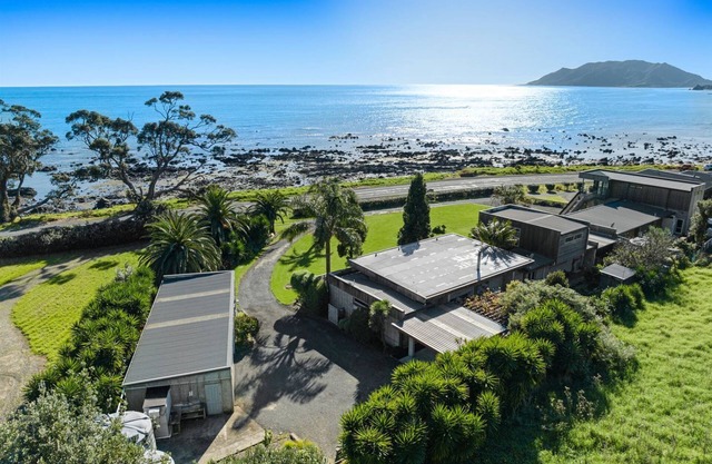 Come and stay at XanDie's! Premium accommodation at Waihau Bay!