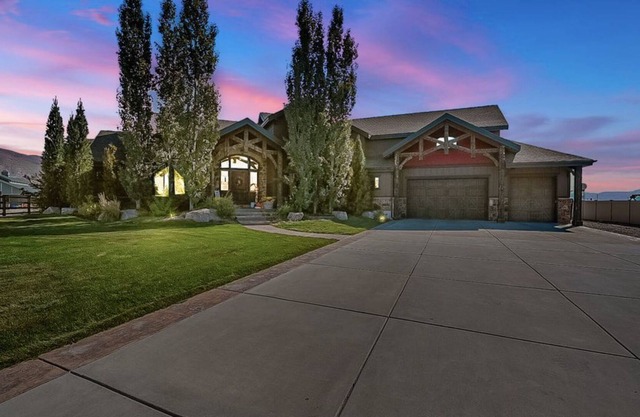 Come enjoy our cabin farmhouse! Hot tub, seasonal pool, horses and boarding.