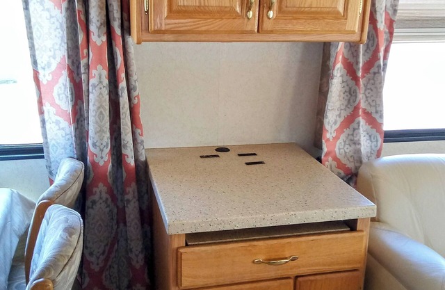 Come enjoy the mountain views. Peace and quietness in this beautiful RV