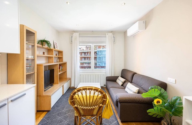 ¡Ven y disfruta de la auténtica experiencia de Barcelona! Este moderno apartamento de 2 habitaciones, con increíbles vistas al famoso estadio del FC Barcelona, garantiza una estancia agradable en la ciudad.