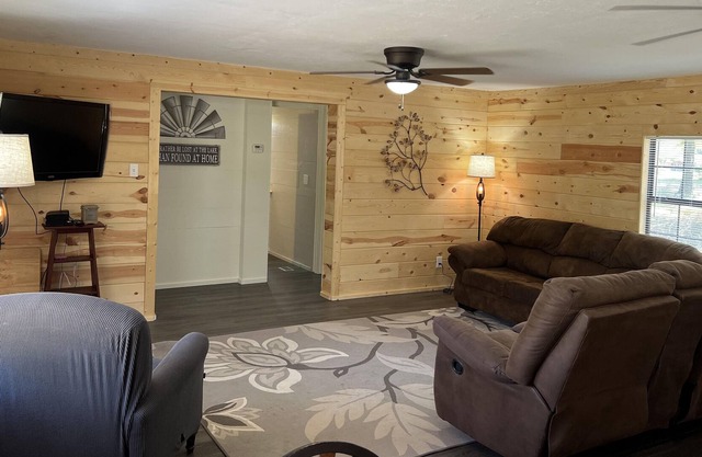Come escape in a pet friendly remodeled home just 1/4 mi. to San Augustine Park!