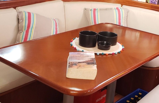 Come live the immersive experience of nomadic life on a sailboat