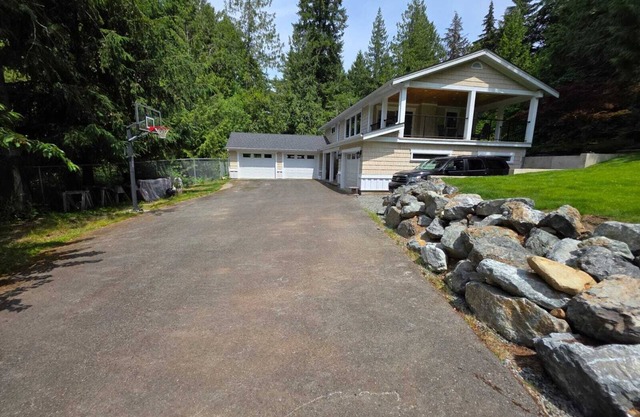 Come play at LeLacShac, a relaxing fun themed home a minute from Sproat Lake