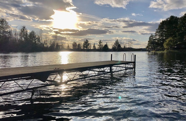 Tranquila cabaña en un lago