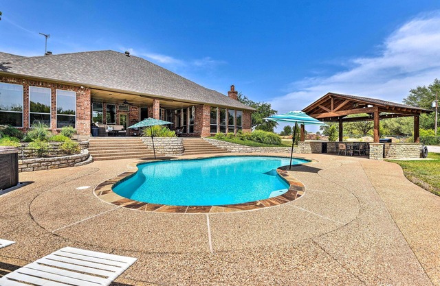 Come see why Granbury is Texas' best kept secret! Unwind at La Paloma - Enjoy!
