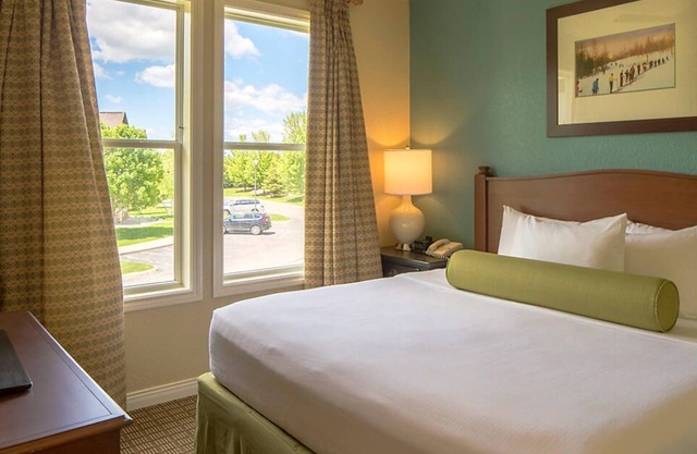 Venga a esquiar a nuestro Boyne Mountain Resort con piscina de temporada, jacuzzi cubierto, gimnasio y sala de juegos