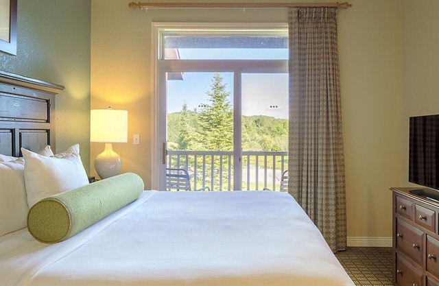 Venga a esquiar a nuestro Boyne Mountain Resort con piscina de temporada, bañera de hidromasaje cubierta, gimnasio y sala de juegos