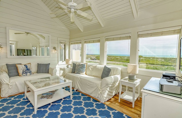 Come stay at '1 Vitamin Sea'! Enjoy ocean views, two golf carts, and access to the BHI club.