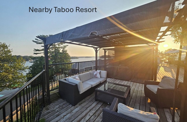 Come stay at the Muskoka Lakes! Close to several golf courses, resorts and lakes