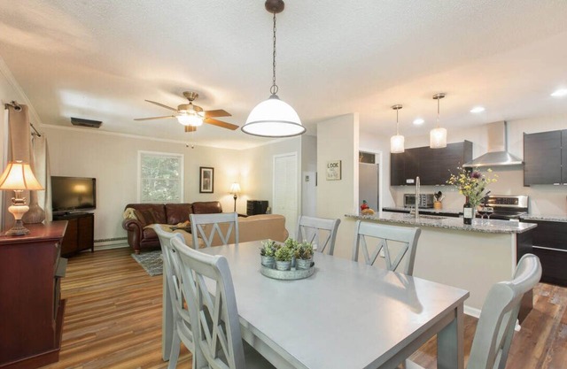 Treetop Lucerne Chalet Mountain Views & In Downtown Asheville, Se aceptan perros