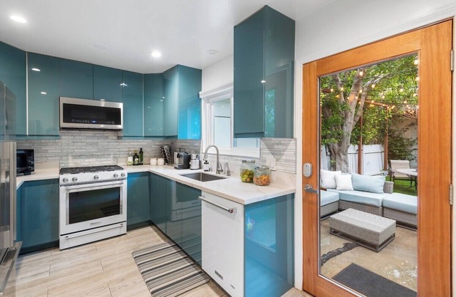 Comfort and Convenience in Brentwood 90049